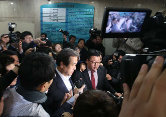 혼돈의 김무성      (서울=연합뉴스) 임헌정 기자 = 새누리당 공천갈등이 최고조에 달한 25일 김무성 대표가 서울 여의도 새누리당사에 도착, 대표최고위원실로 향하고 있다. 2016.3.25      kane@yna.co.kr  (끝)